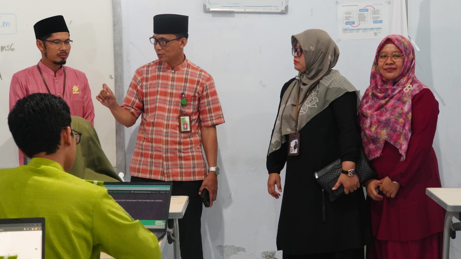 Pengawas Madrasah Apresiasi Pelaksanaan Asesmen Sumatif Akhir Semester di MAN IC Jambi