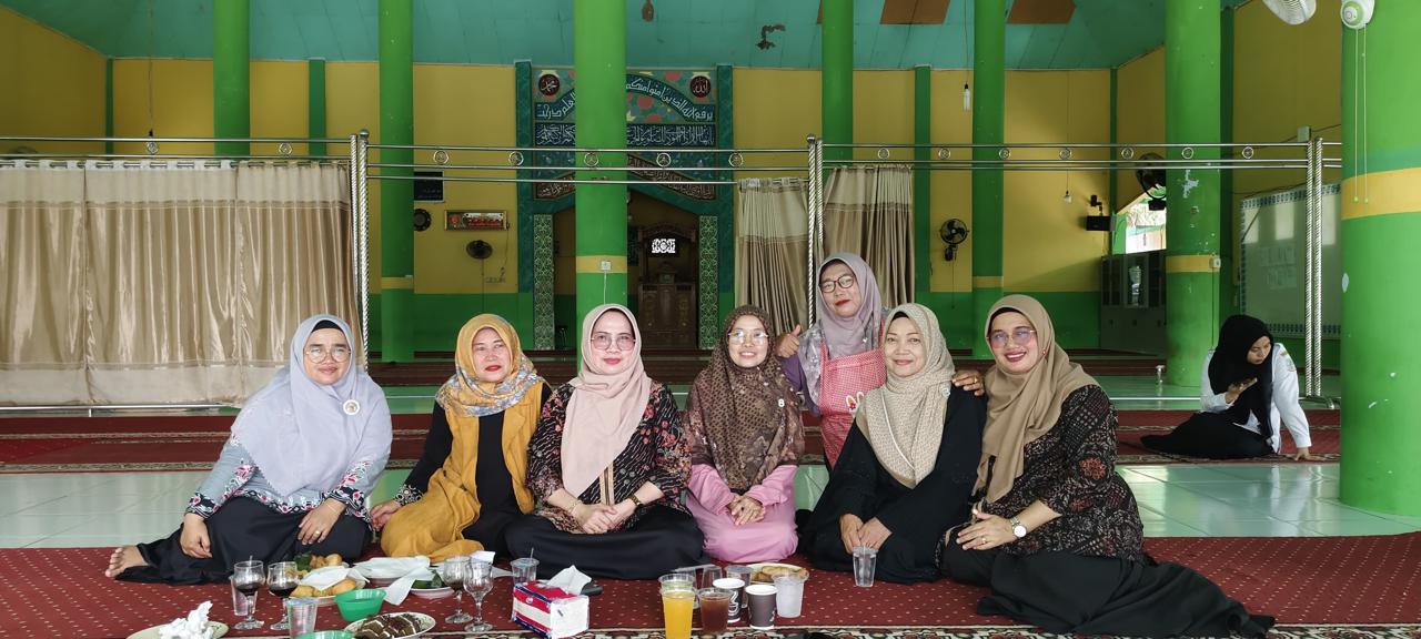 Semangat Gotong Royong Guru dan Tendik MAN IC Jambi dalam Memeriahkan Penyembelihan Hewan Qurban