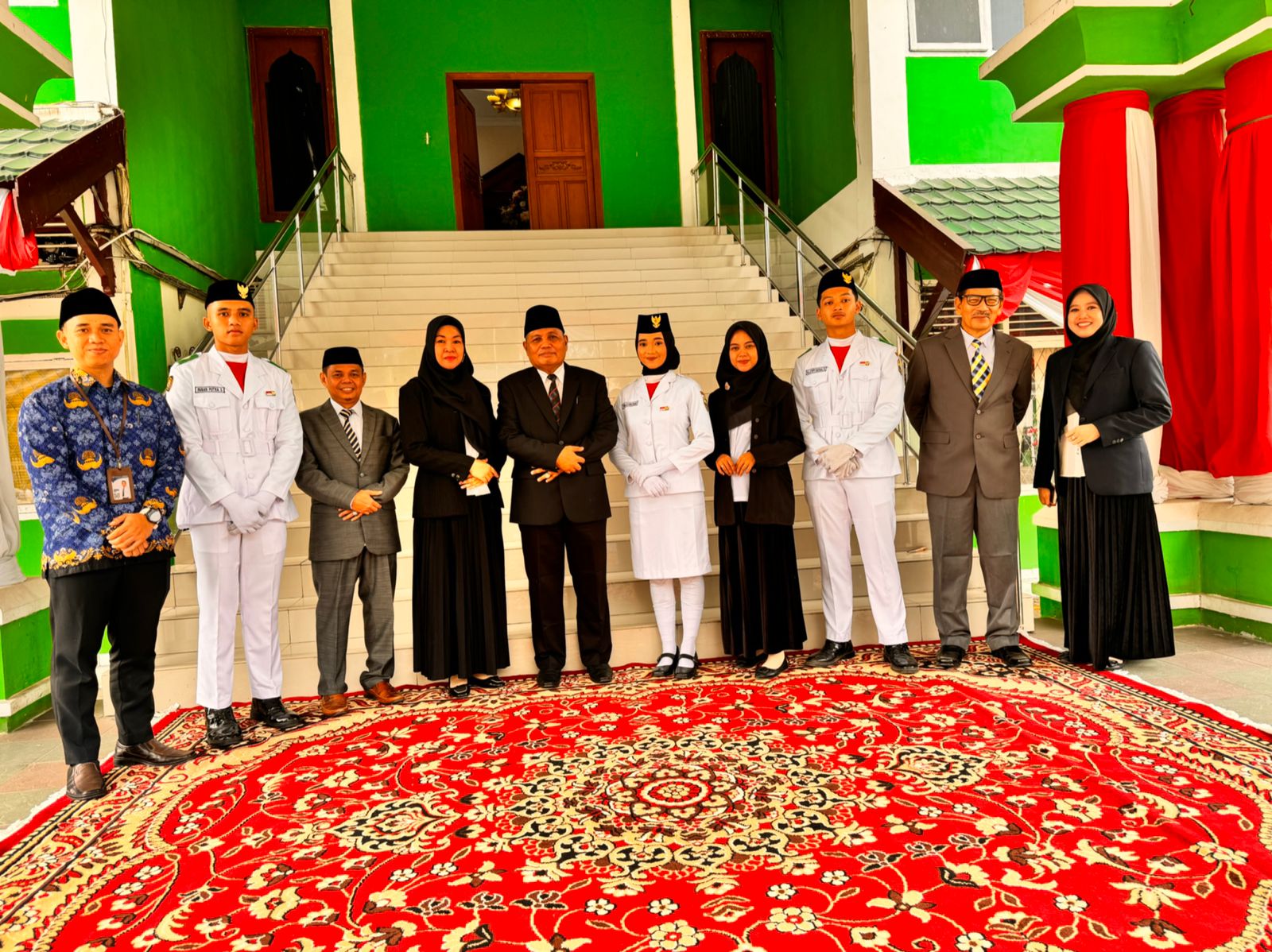 Tiga Siswa MAN IC Jambi Bertugas sebagai Pasukan Pengibar Bendera Upacara HUT RI ke-79 di Kanwil Kemenag Provinsi Jambi