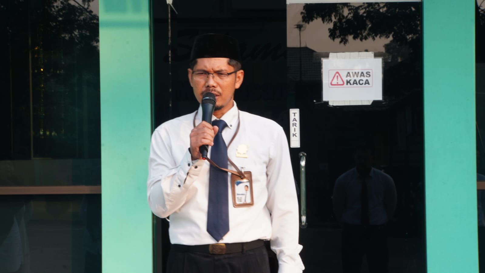 Wujudkan Satuan Pendidikan Ramah Anak SRA, Wakil Kepala Madrasah Bidang Humas Tekankan Pentingnya SRI dalam Apel Pagi