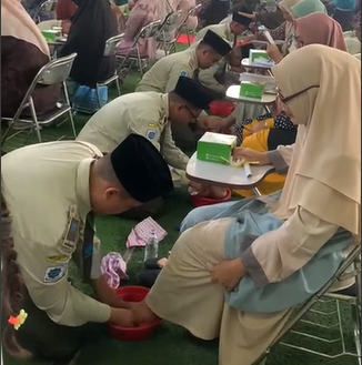 Penutupan Uzlah di MAN IC Jambi, Siswa Tunjukkan Bakti Lewat Sungkeman dan Basuh Kaki