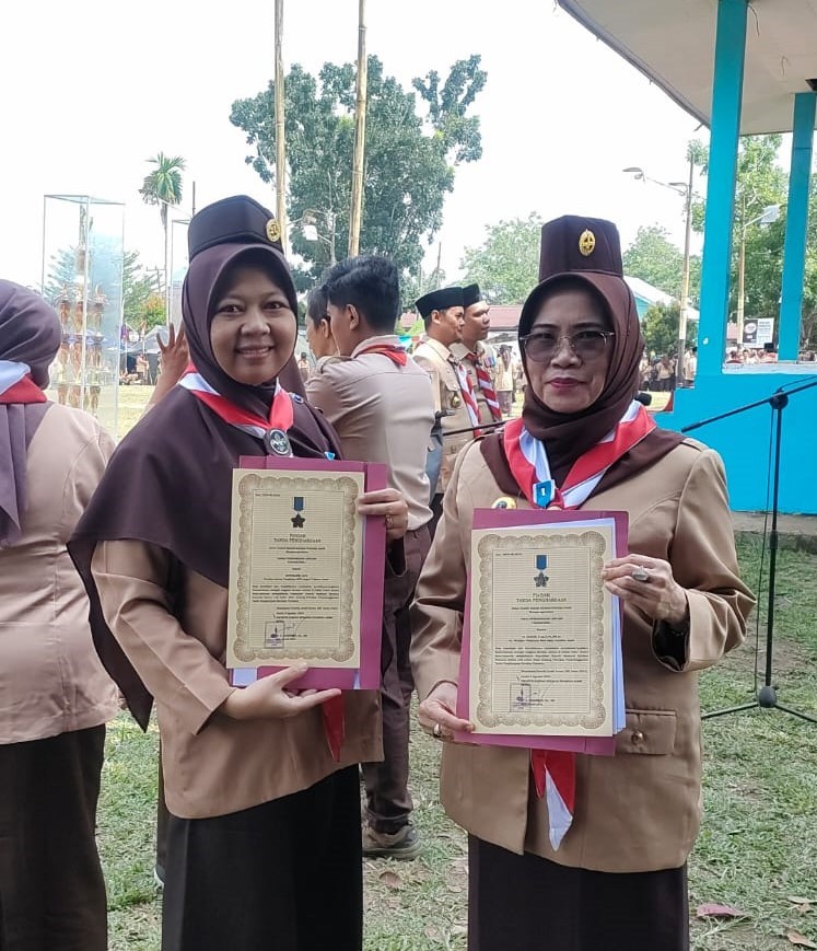 Kepala dan Guru MAN IC Jambi Terima Tanda Penghargaan Pancawarsa I di Apel Hari Pramuka Ke-63