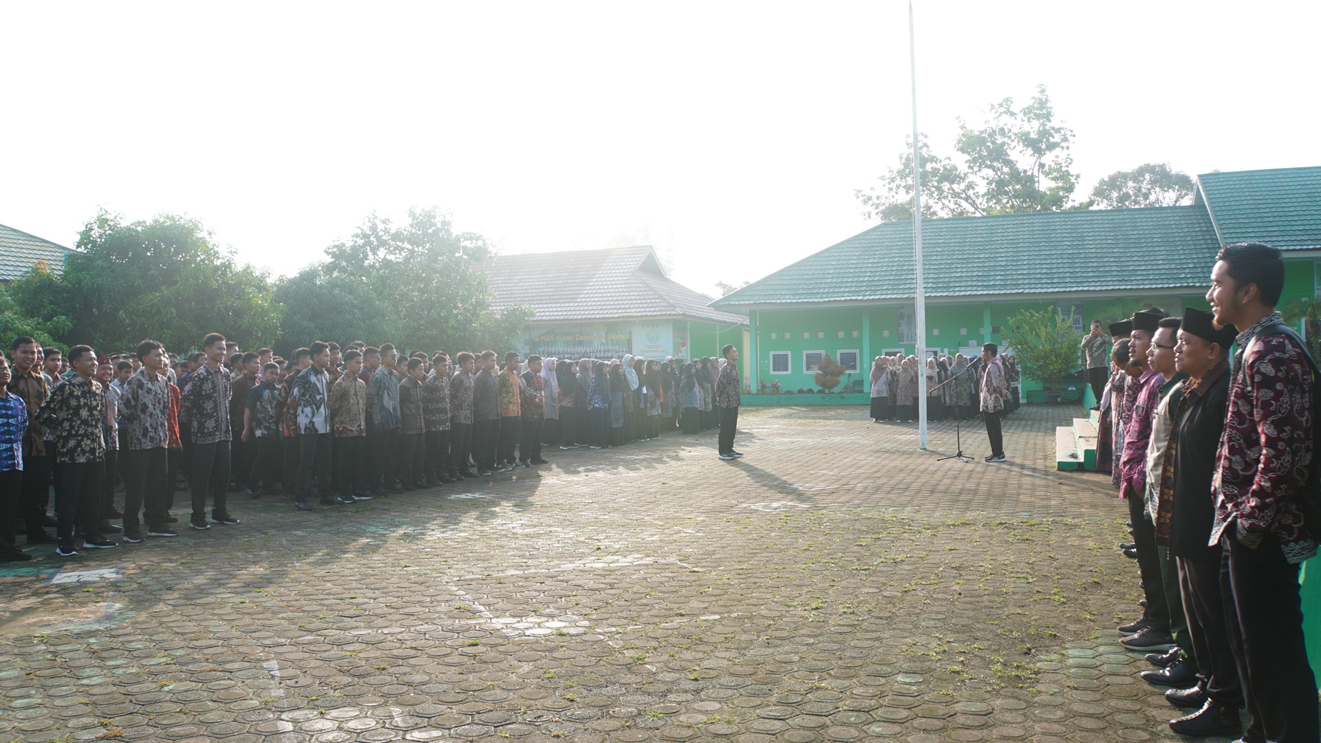 MAN IC Jambi Kobarkan Semangat Cinta Batik sebagai Identitas Nasional dalam Apel Hari Batik Nasional