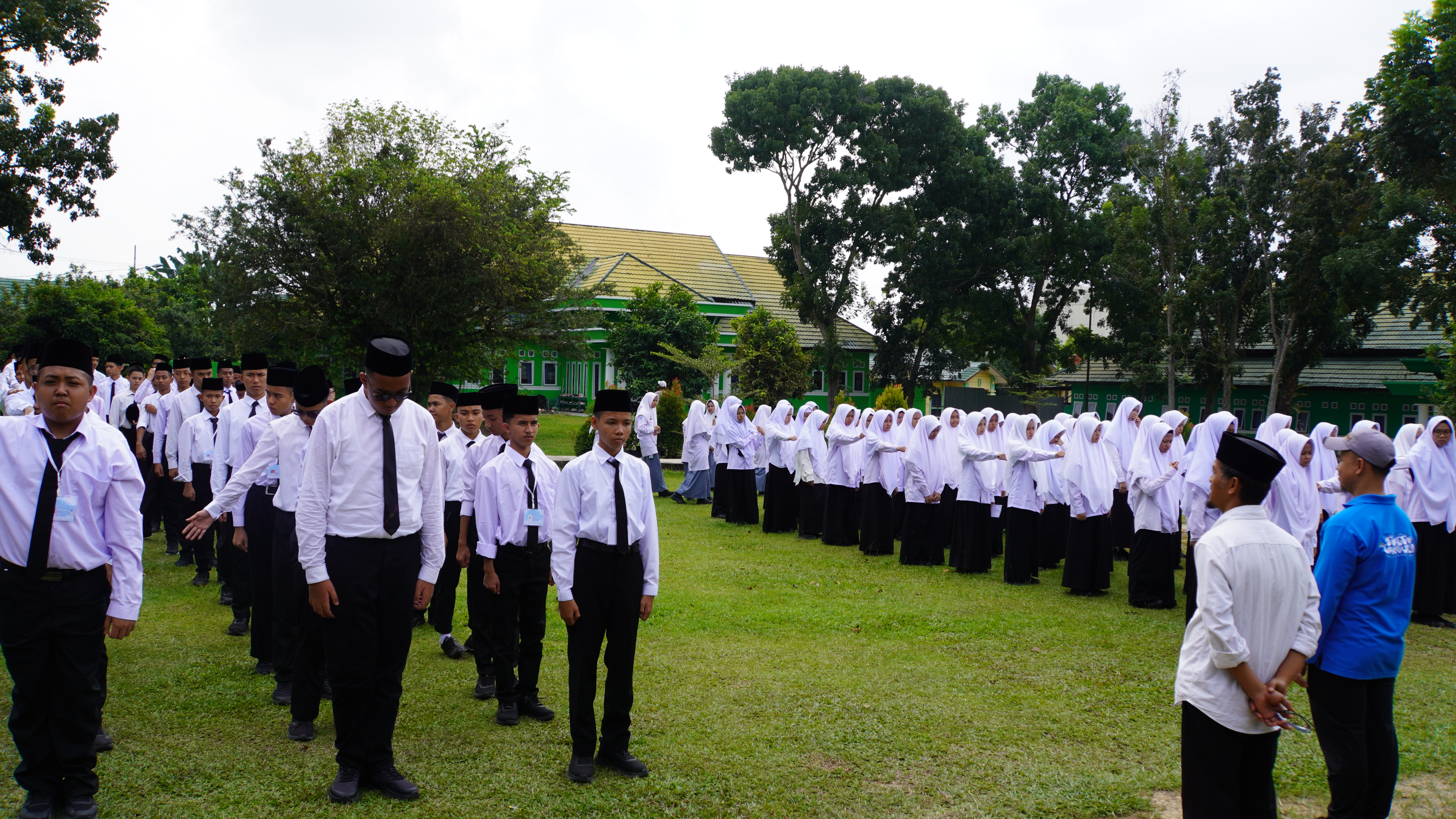 Alfat Khuri Ajak Murid Baru Peduli Lingkungan Madrasah
