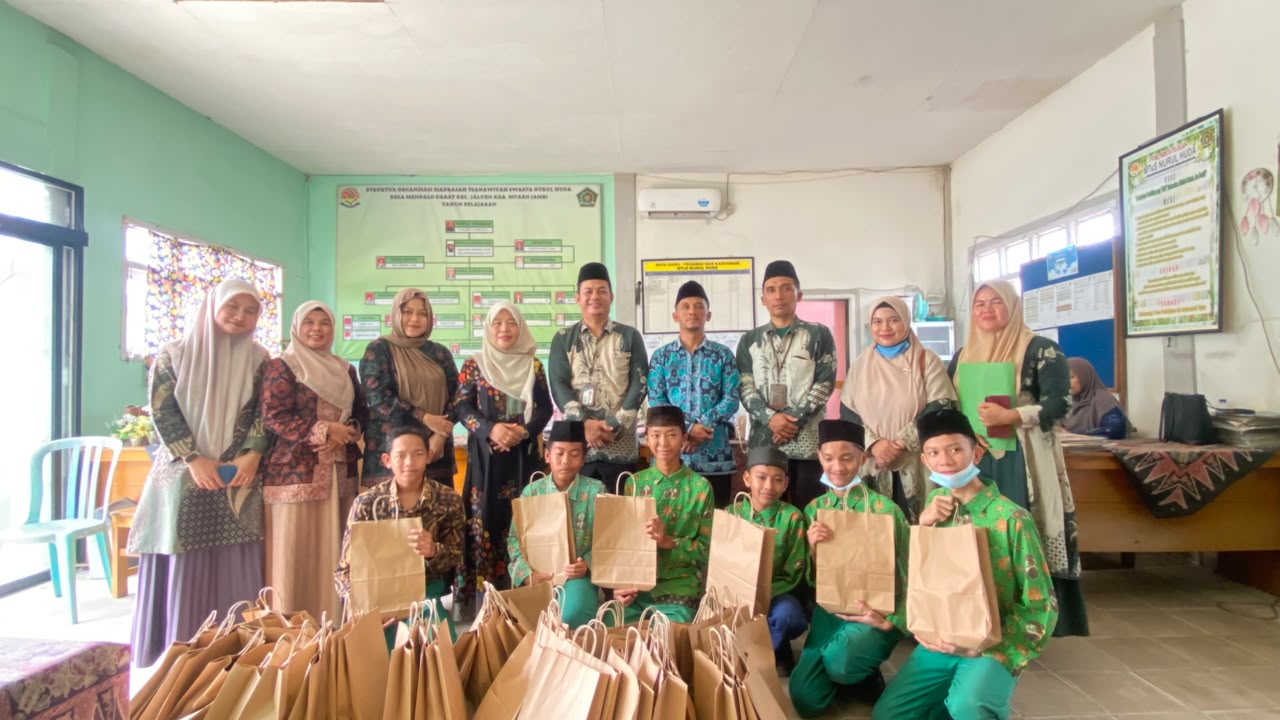 Cendekia Berbagi Hadir di MTs Nurul Huda, MAN IC Jambi Salurkan 50 Paket ATK
