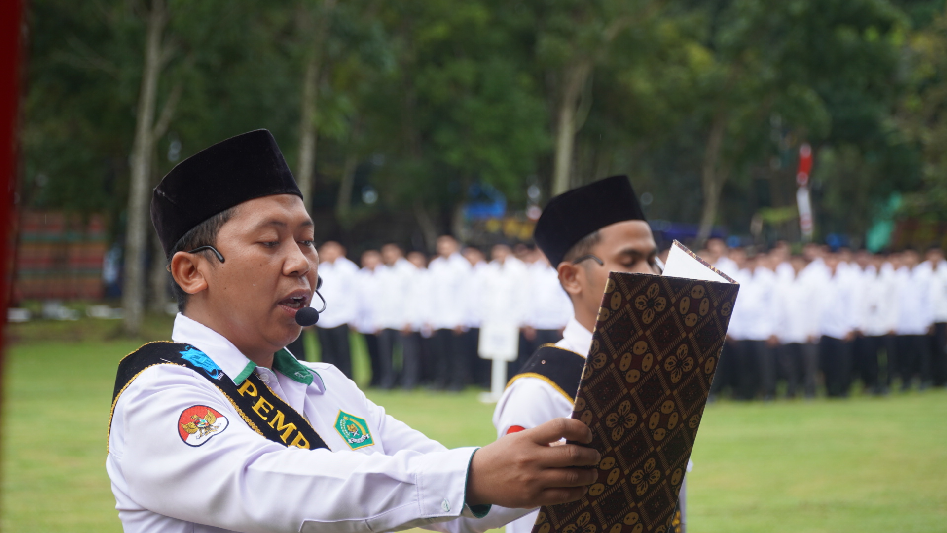 Guru Sejarah MAN IC Jambi Bacakan UUD 1945 dalam Upacara HAB Kemenag ke-80