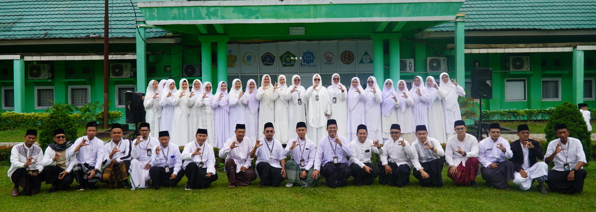 Kebersamaan Penuh Syukur GTK MAN IC Jambi Abadikan Momen Hari Santri 2025