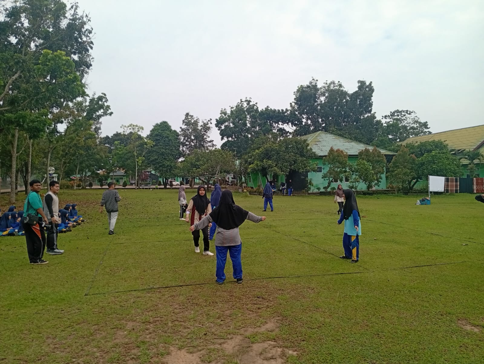 OSIS Bidang Olahraga MAN IC Jambi Meriahkan HUT RI ke-80 dengan Lomba Segitiga dan Biptes