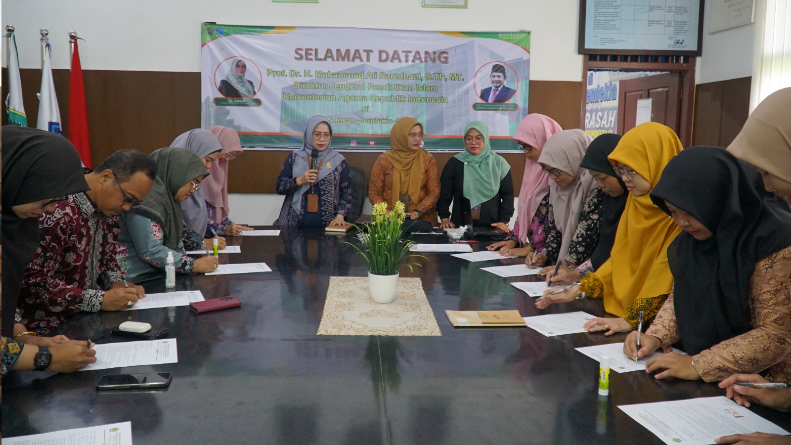 Penandatanganan Fakta Integritas  oleh Tim Pelaksana SNPDB MAN IC Jambi Tahun 2024
