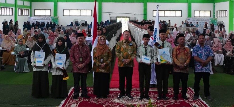 Penghargaan Siswa Berprestasi di Uzlah