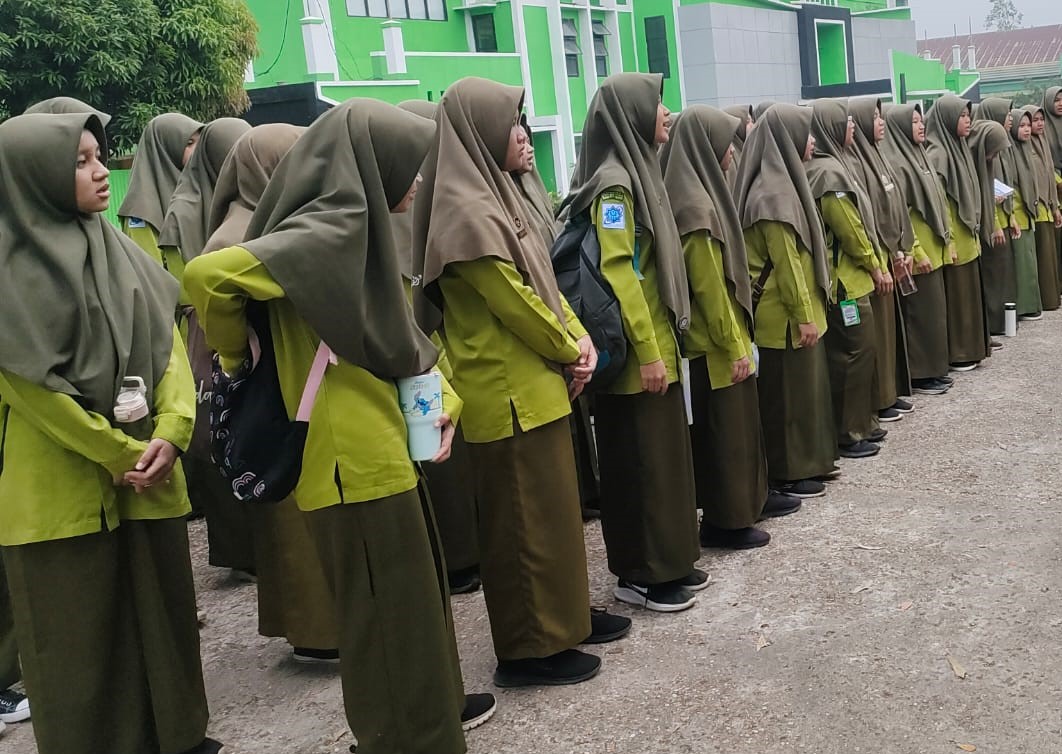 Tebar Salam Menjadi Kebiasaan Sehari-hari di MAN Insan Cendekia