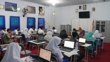 Mantapkan Pelaksanaan CBT, MAN IC Jambi melaksanakan Simulasi CBT SNPDB