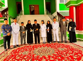 Tiga Siswa MAN IC Jambi Bertugas sebagai Pasukan Pengibar Bendera Upacara HUT RI ke-79 di Kanwil Kemenag Provinsi Jambi