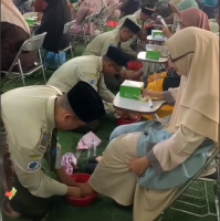 Penutupan Uzlah di MAN IC Jambi, Siswa Tunjukkan Bakti Lewat Sungkeman dan Basuh Kaki