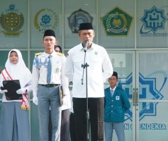 Kepala Kanwil Kemenag Provinsi Jambi Tekankan Pentingnya Akhlakul Karimah dalam Upacara Bendera di MAN IC Jambi