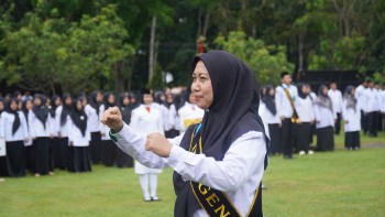 Citra Dwi Annisa Bawakan Lagu Indonesia Raya dengan Khidmat