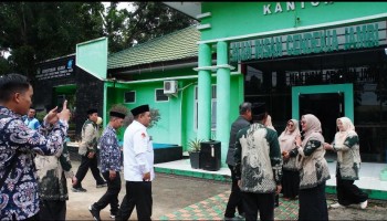 Para Guru MAN IC Jambi Berikan Sambutan Hangat untuk Dirjen Pendis Kemenag RI