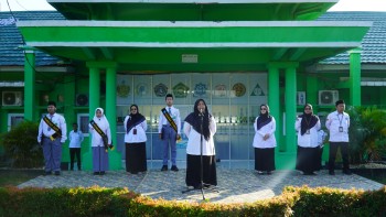 Transformasi Diri dalam Upacara Bendera: Pesan Inspiratif dan Apresiasi di MAN IC Jambi